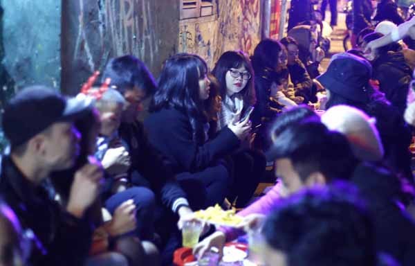 Người trẻ 'tràn' xuống phố ăn quà vặt trong đêm Giáng Sinh - ảnh 3