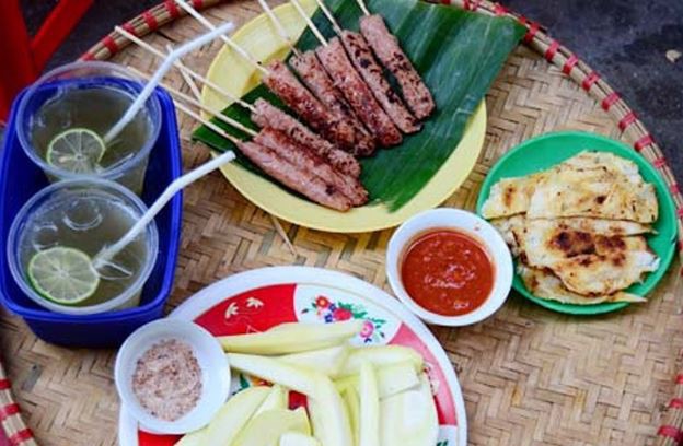 Người trẻ 'tràn' xuống phố ăn quà vặt trong đêm Giáng Sinh - ảnh 4