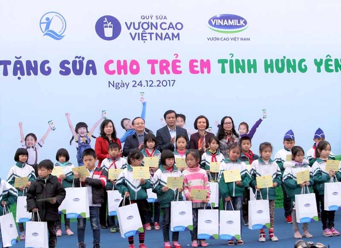 Quỹ sữa vươn cao Việt Nam đem niềm vui cuối năm đến trẻ em tỉnh Hưng Yên - ảnh 4