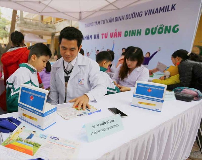Quỹ sữa vươn cao Việt Nam đem niềm vui cuối năm đến trẻ em tỉnh Hưng Yên - ảnh 5