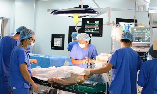 BS tim mạch đầu tiên của VN nhận chứng chỉ quốc tế về TAVI - ảnh 1
