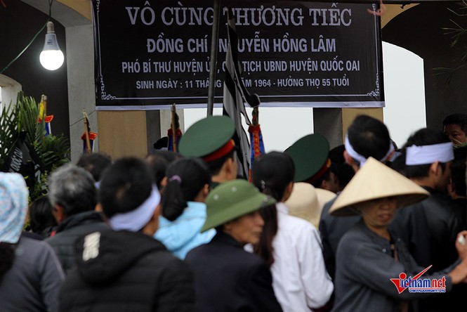 Hàng trăm người dân đưa tiễn Chủ tịch huyện Quốc Oai về nơi an nghỉ - ảnh 2