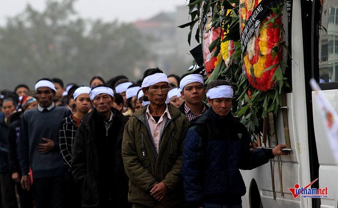 Hàng trăm người dân đưa tiễn Chủ tịch huyện Quốc Oai về nơi an nghỉ - ảnh 8