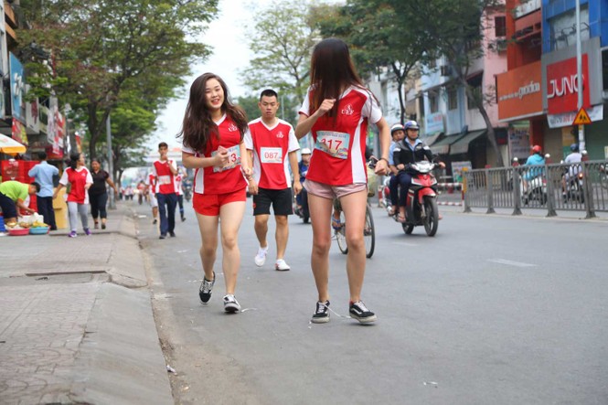 Nữ sinh đại học quốc tế đẹp 'gây thương nhớ' trên đường chạy việt dã - ảnh 1