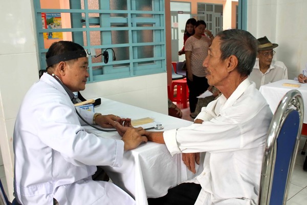 Khám bệnh, cấp thuốc miễn phí cho bà con nghèo - ảnh 1