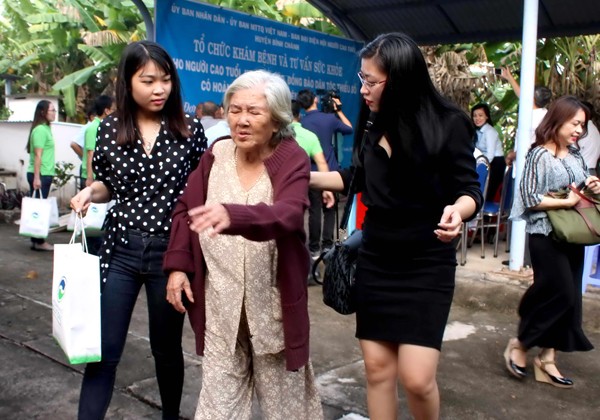 Khám bệnh, cấp thuốc miễn phí cho bà con nghèo - ảnh 2