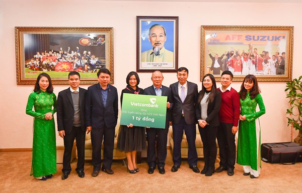 Vietcombank trao số tiền 1 tỷ đồng tặng đội tuyển bóng đá U23 Việt Nam - ảnh 1