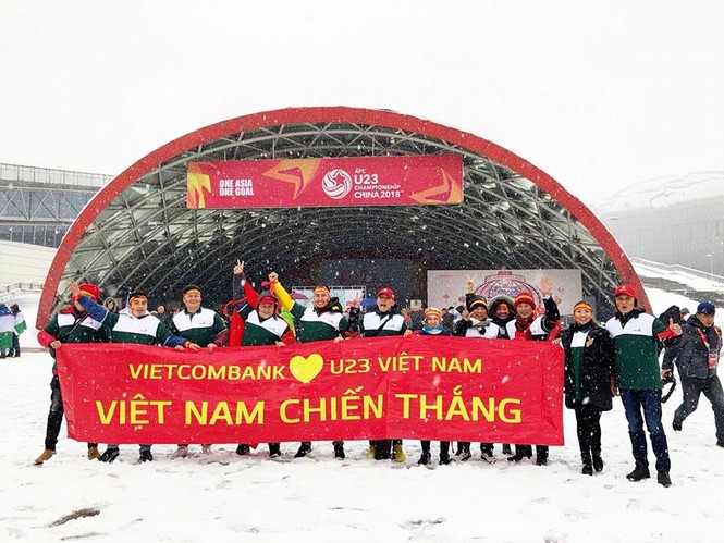 Vietcombank trao số tiền 1 tỷ đồng tặng đội tuyển bóng đá U23 Việt Nam - ảnh 3