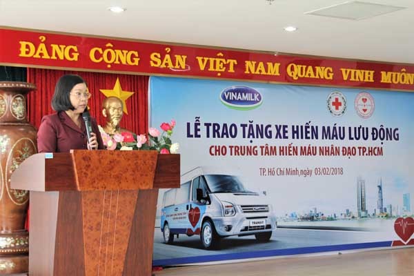 Vinamilk tặng xe hiến máu cho trung tâm hiến máu nhân đạo TP.HCM - ảnh 1