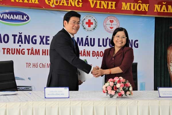 Vinamilk tặng xe hiến máu cho trung tâm hiến máu nhân đạo TP.HCM - ảnh 2