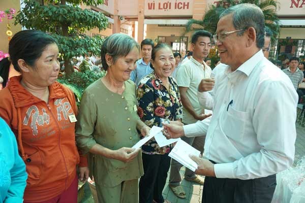 TPHCM mang cái tết ấm cúng đến với bà con khó khăn - ảnh 1