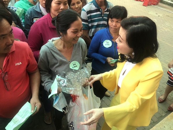TPHCM mang cái tết ấm cúng đến với bà con khó khăn - ảnh 2