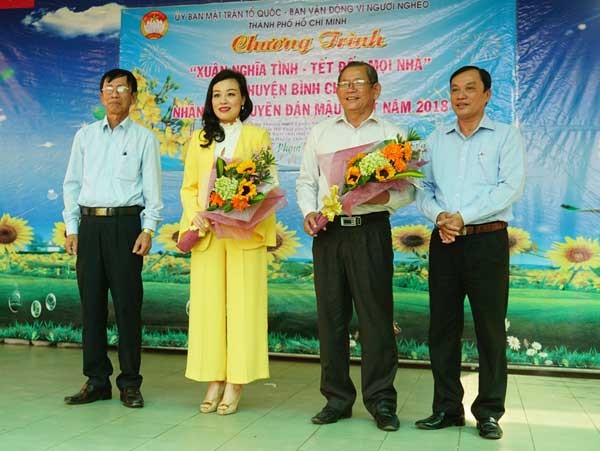 TPHCM mang cái tết ấm cúng đến với bà con khó khăn - ảnh 3