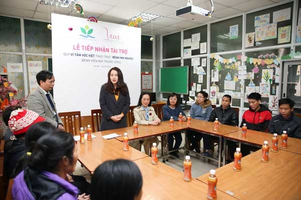 Mang tết nồng ấm đến với bệnh nhi nghèo - ảnh 1