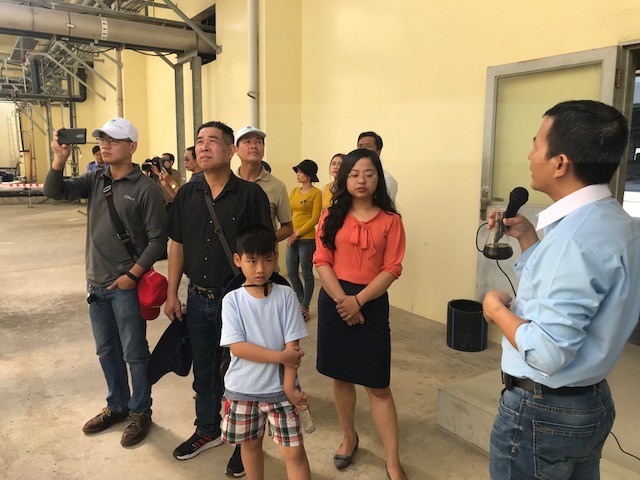 Hàng trăm người dân vào bãi rác Đa Phước tham quan - ảnh 2