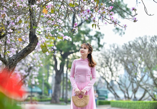 Nữ sinh 9X bên sắc tím hoa ban giữa lòng Thủ đô - ảnh 9