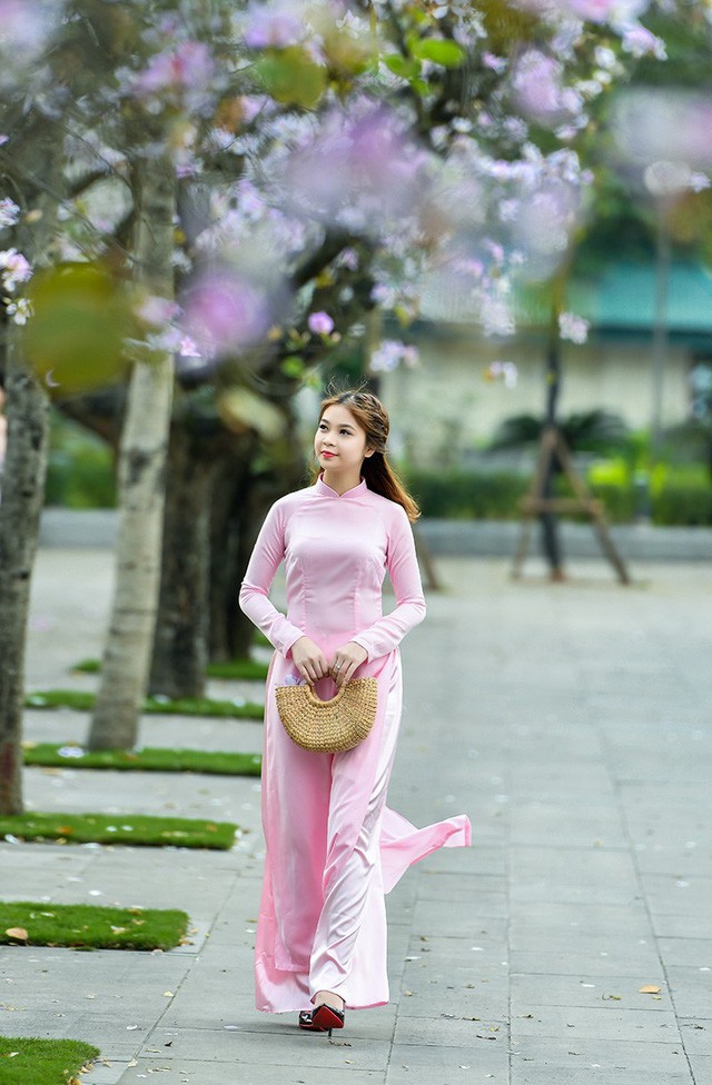 Nữ sinh 9X bên sắc tím hoa ban giữa lòng Thủ đô - ảnh 1