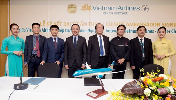 Đầu bếp Luke Nguyễn sáng tạo món ăn cho Vietnam Airlines - ảnh 1