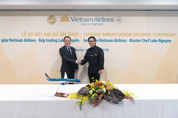 Đầu bếp Luke Nguyễn sáng tạo món ăn cho Vietnam Airlines - ảnh 2