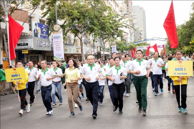 Màn đồng diễn thể dục của 3000 học sinh TPHCM tại ngày chạy Olympic - ảnh 2