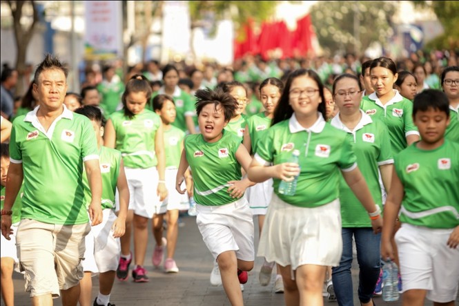 Màn đồng diễn thể dục của 3000 học sinh TPHCM tại ngày chạy Olympic - ảnh 3