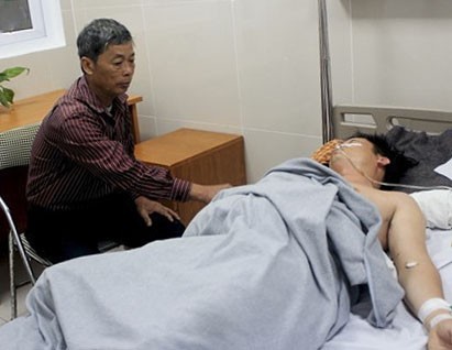 Thầy giáo bị học sinh đâm vì vết xăm trên cổ đã tỉnh - ảnh 1