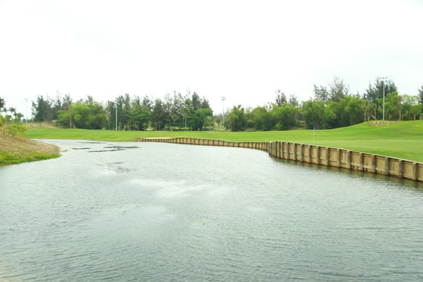 BRG Đà Nẵng Golf Resort chào đón sân gôn phong cách bờ kè - ảnh 1