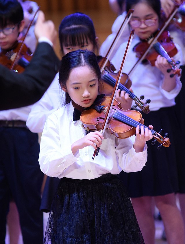 Thần thái xuất sắc, em gái Hà Nội được ví như 'thiên thần violin' - ảnh 2