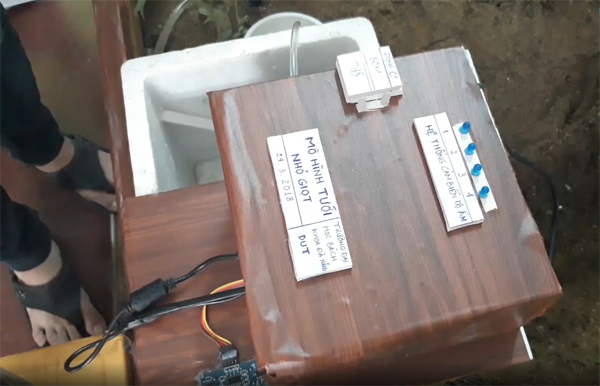 Sinh viên khởi nghiệp bằng hệ thống tưới thông minh - ảnh 1