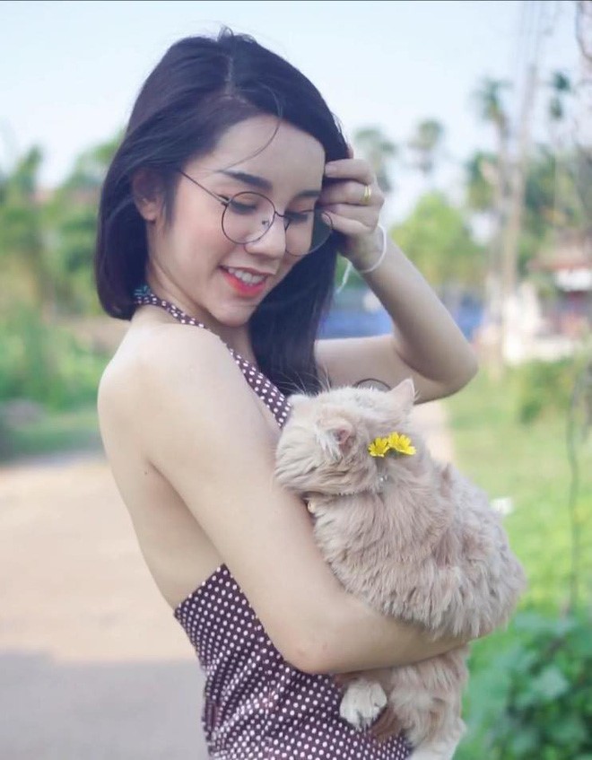 Cô gái Thái Lan phụ mẹ bán bánh ngoài phố được khen xinh đẹp - ảnh 4
