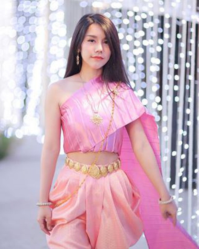 Cô gái Thái Lan phụ mẹ bán bánh ngoài phố được khen xinh đẹp - ảnh 5