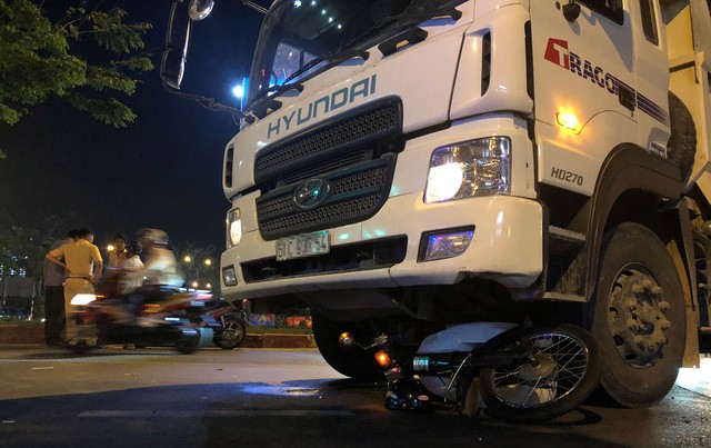 Bé trai 8 tuổi bò ra từ gầm xe ben sau khi bị xe 'nuốt gọn' - ảnh 1