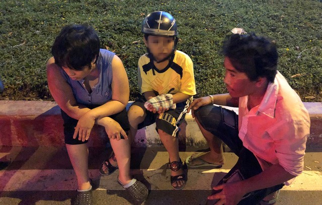 Bé trai 8 tuổi bò ra từ gầm xe ben sau khi bị xe 'nuốt gọn' - ảnh 2