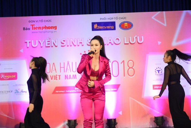Đông Nhi khuấy động sân khấu trường ĐHKHXH và Nhân văn - ảnh 10