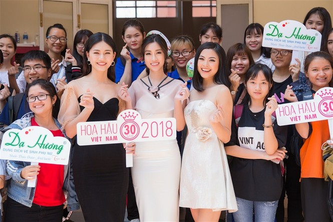 Đông Nhi khuấy động sân khấu trường ĐHKHXH và Nhân văn - ảnh 15