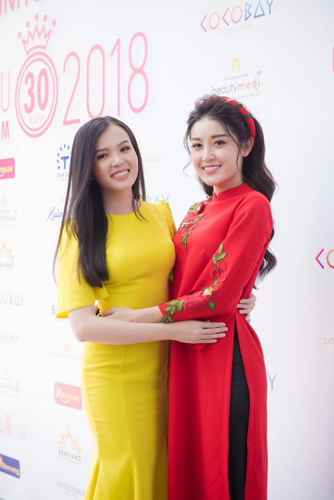 Jun nắm tay Hoa hậu thì S.T cũng “thả thính” nhẹ với Á hậu - ảnh 1