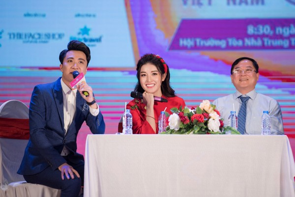 Jun nắm tay Hoa hậu thì S.T cũng “thả thính” nhẹ với Á hậu - ảnh 5