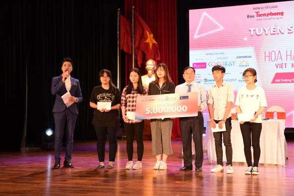 Jun nắm tay Hoa hậu thì S.T cũng “thả thính” nhẹ với Á hậu - ảnh 6