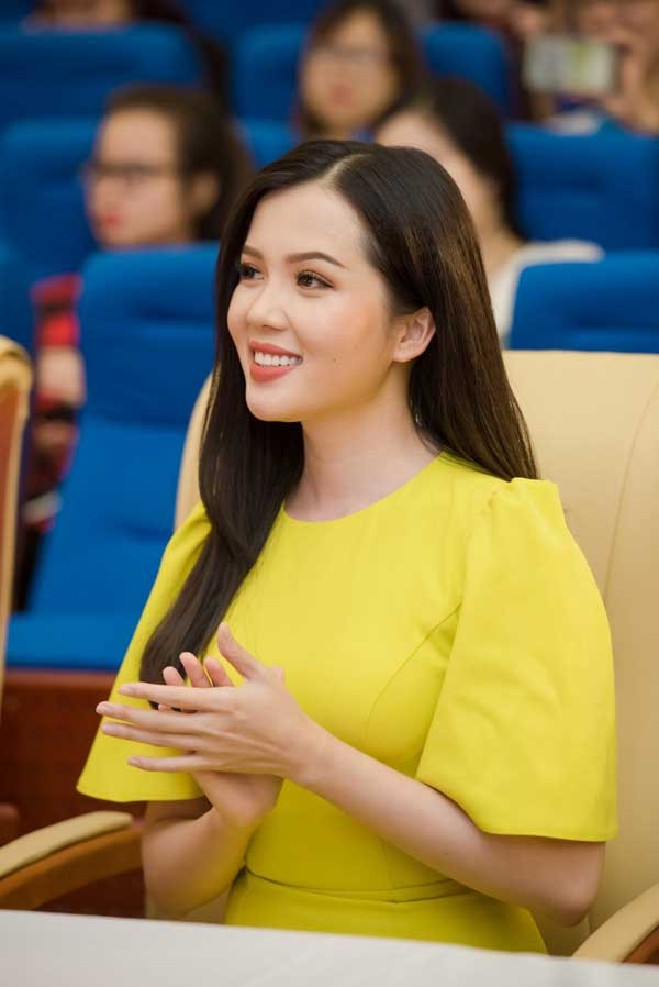 Jun nắm tay Hoa hậu thì S.T cũng “thả thính” nhẹ với Á hậu - ảnh 9