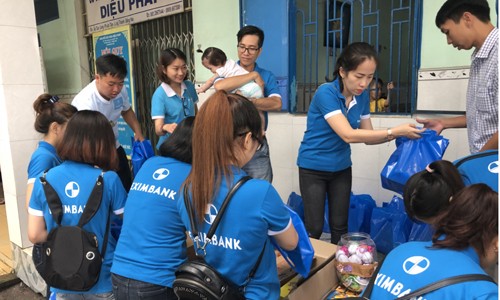 Eximbank mang yêu thương đến các em nhỏ mồ côi Chùa Diệu Pháp - ảnh 1