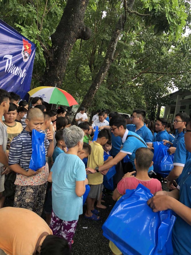 Eximbank mang yêu thương đến các em nhỏ mồ côi Chùa Diệu Pháp - ảnh 2