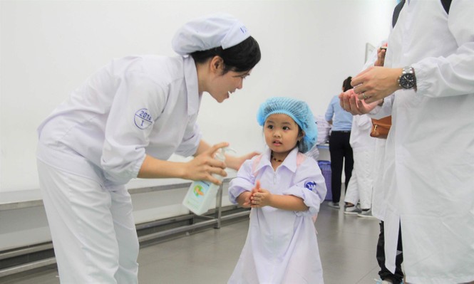 Cùng con khám phá siêu nhà máy sữa của Vinamilk - ảnh 1