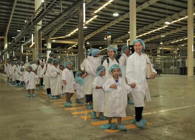 Cùng con khám phá siêu nhà máy sữa của Vinamilk - ảnh 2