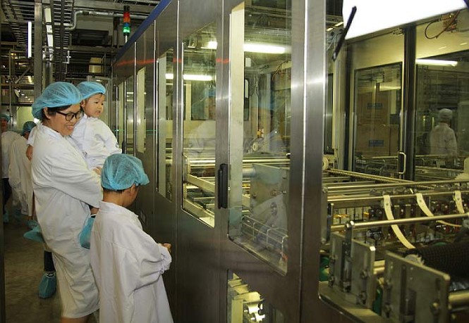 Cùng con khám phá siêu nhà máy sữa của Vinamilk - ảnh 4