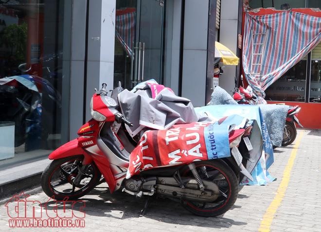 Người Hà Nội vật vã dưới nắng nóng gần 40 độ C - ảnh 10