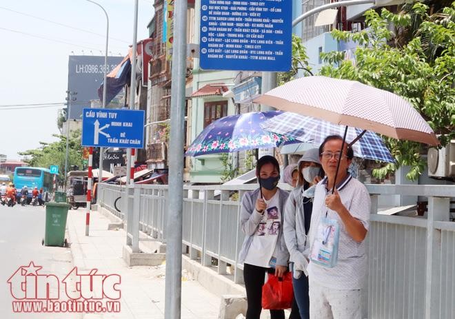 Người Hà Nội vật vã dưới nắng nóng gần 40 độ C - ảnh 11