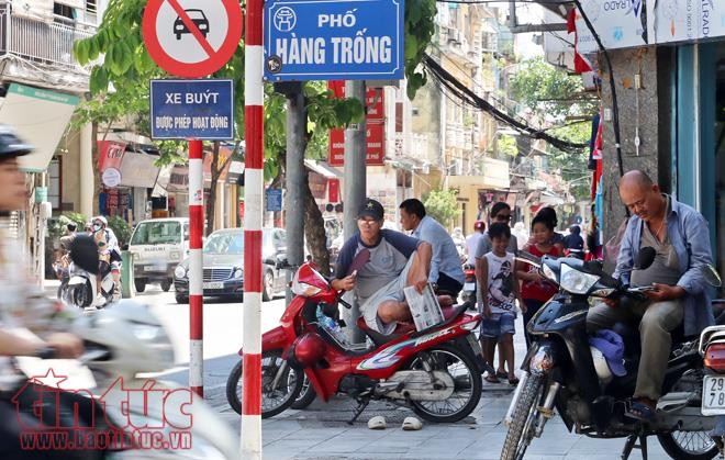 Người Hà Nội vật vã dưới nắng nóng gần 40 độ C - ảnh 12