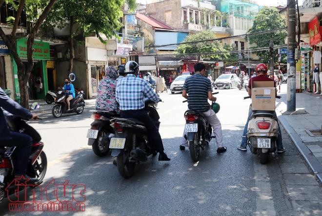 Người Hà Nội vật vã dưới nắng nóng gần 40 độ C - ảnh 13