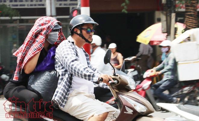 Người Hà Nội vật vã dưới nắng nóng gần 40 độ C - ảnh 1