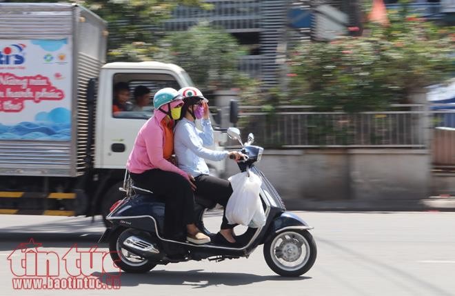 Người Hà Nội vật vã dưới nắng nóng gần 40 độ C - ảnh 2